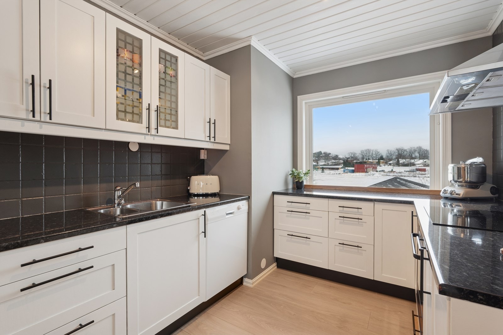 Selger har malt alle fronten på kjøkkeninnredningen i 2025 - Ny stekeovn/platetopp i 2025. Kjøkkenventilator med avtrekk ut. Mørke fliser over kjøkkenbenken. God skap- og benkeplass. Galleribilde