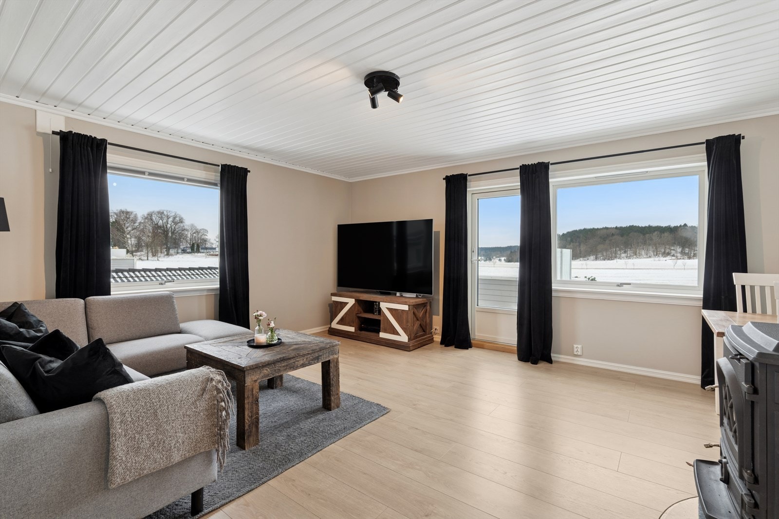 Fin og romslig stue med store vindusflater som gir godt med lysinnslipp. Galleribilde