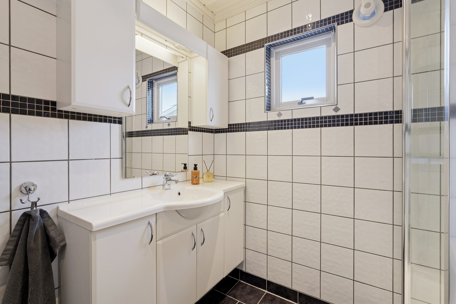 Mekanisk avtrekk og tilluftsspalte under dør. Galleribilde