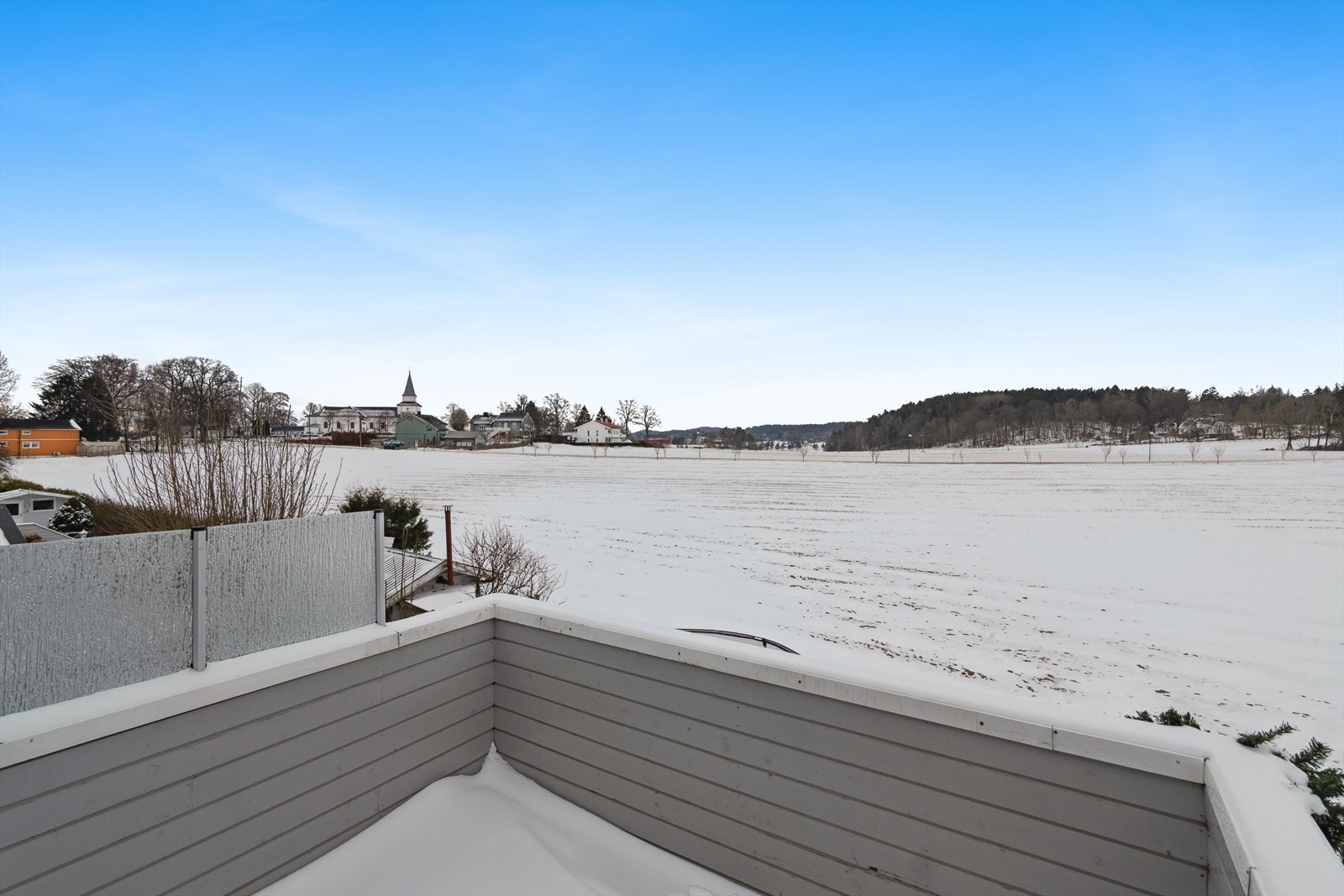 Utgang til solrik, sydvestvendt balkong - Et herlig uterom som forlenger stuen i sommerhalvåret. Galleribilde
