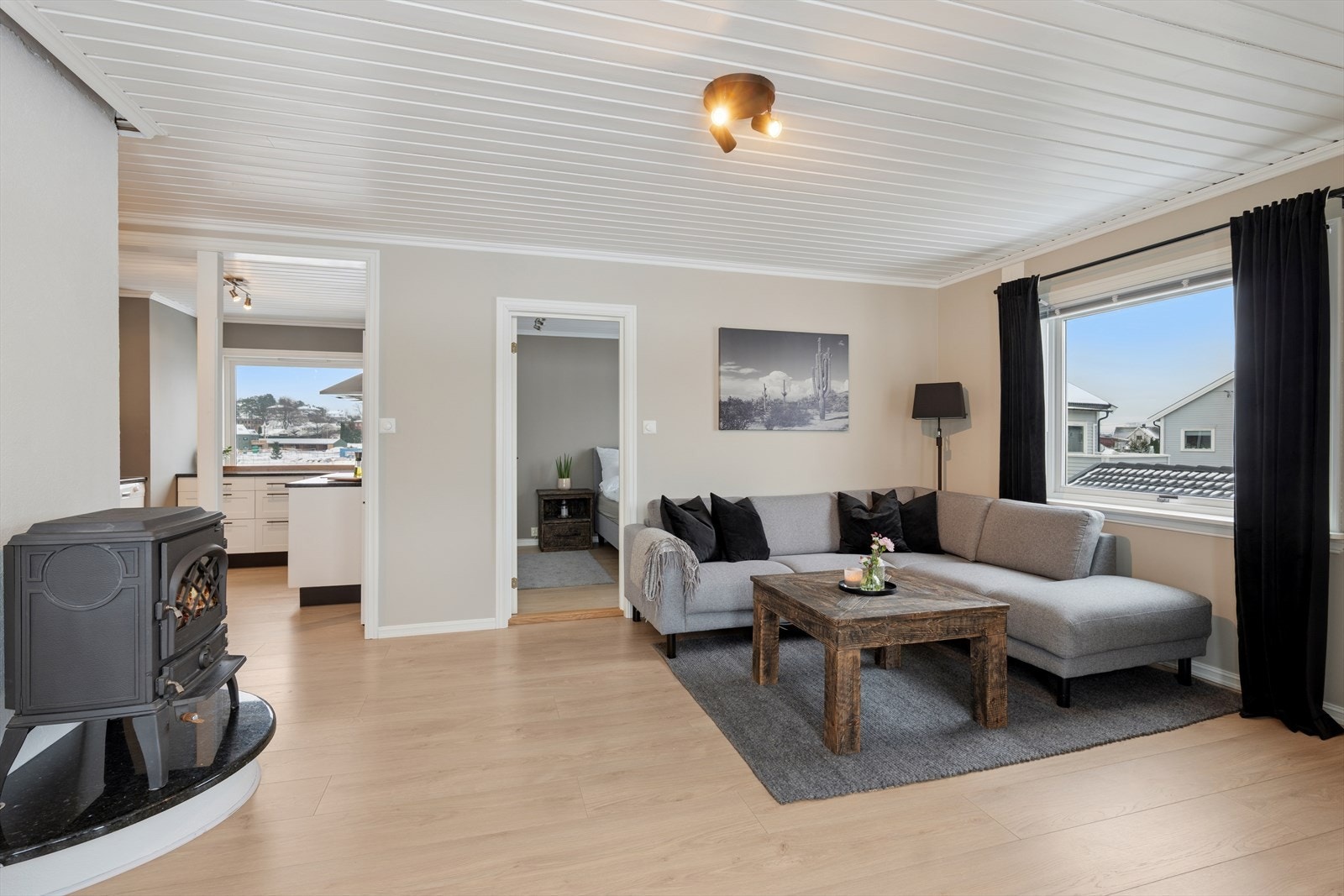 God plass til sofagruppe og tv-møblement. Galleribilde