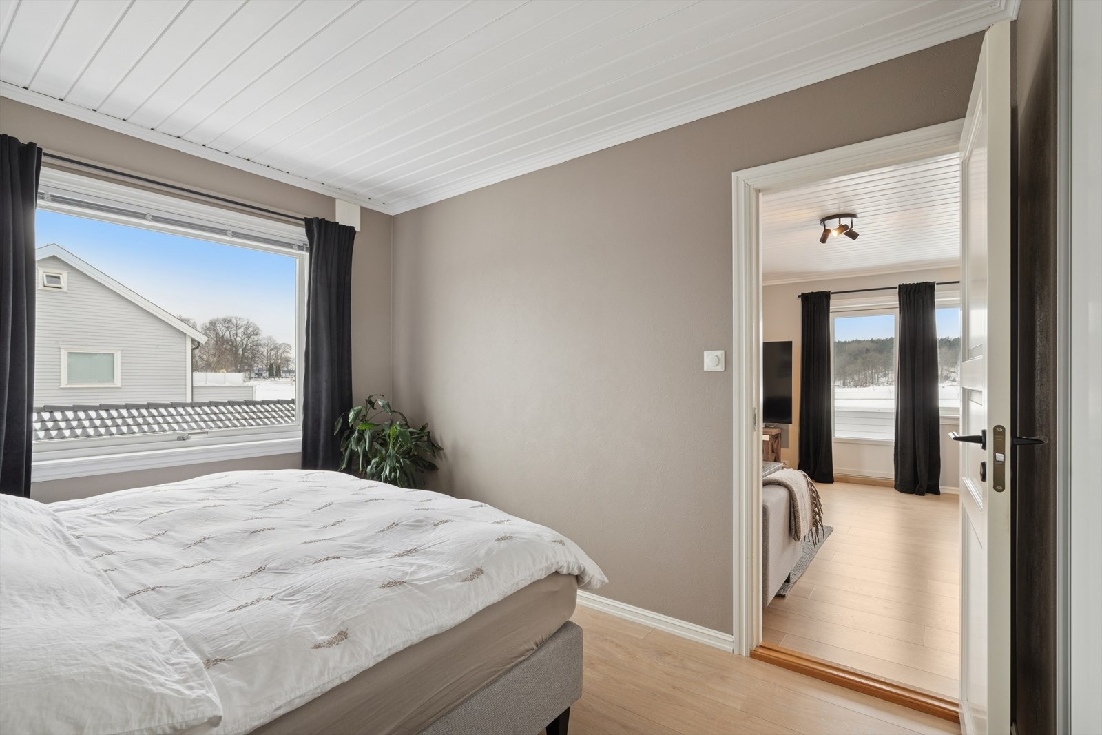 Hovedsoverommet har god plass til dobbeltseng og nattbord. Galleribilde