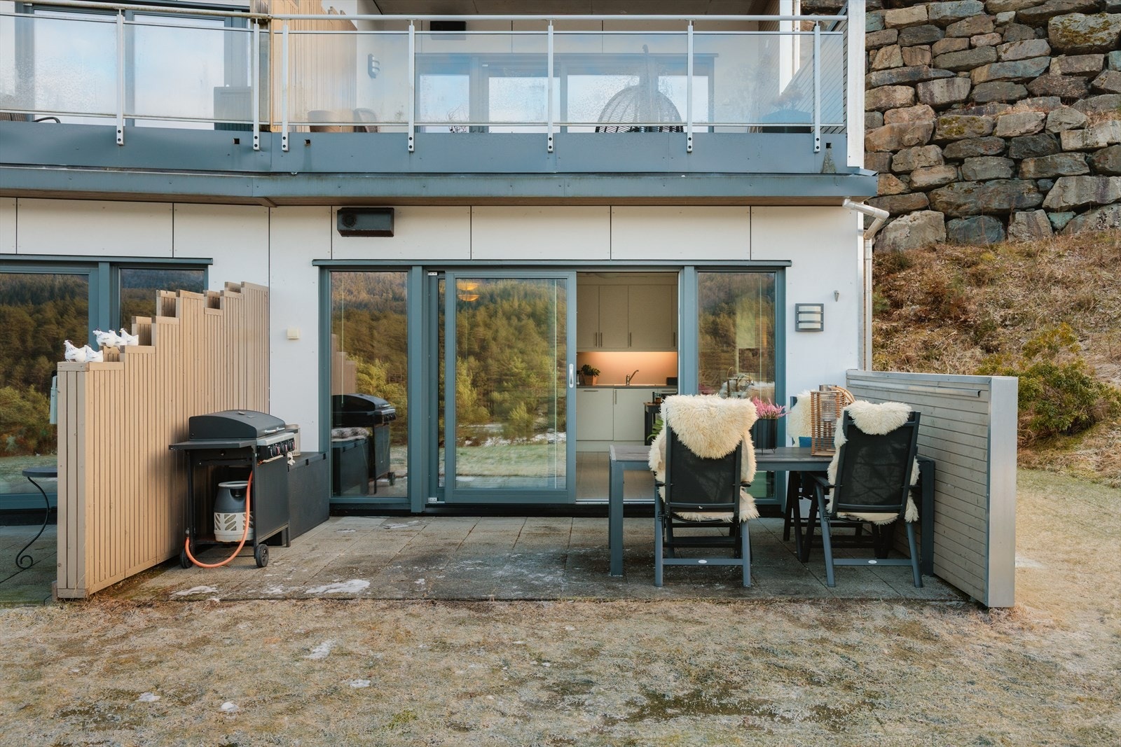 På sommerstid fungerer terrassen som en forlengelse av stuen - perfekt om en har flere gjester på besøk Galleribilde