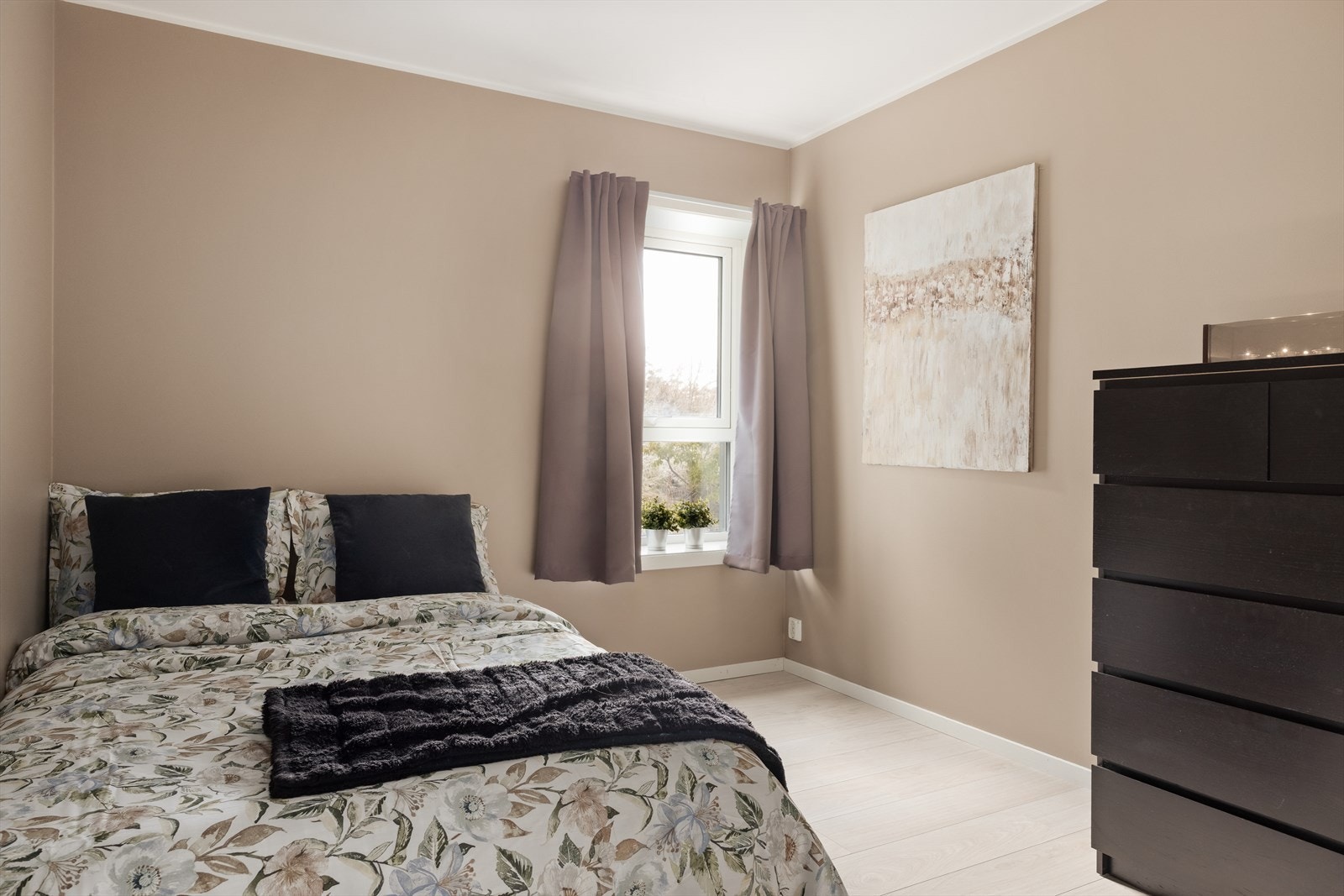 Et romslig og lyst soverom målt til 8,7m² Galleribilde