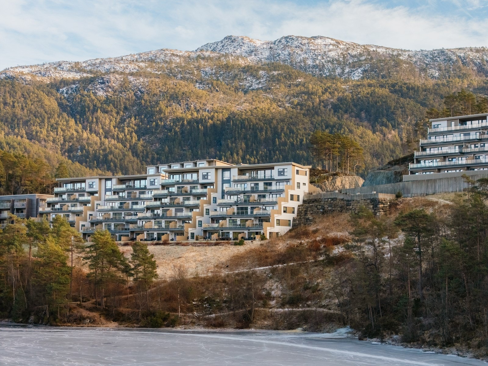 Boligen ligger svært fint til i Storestraumen på naturskjønne Søfteland Galleribilde