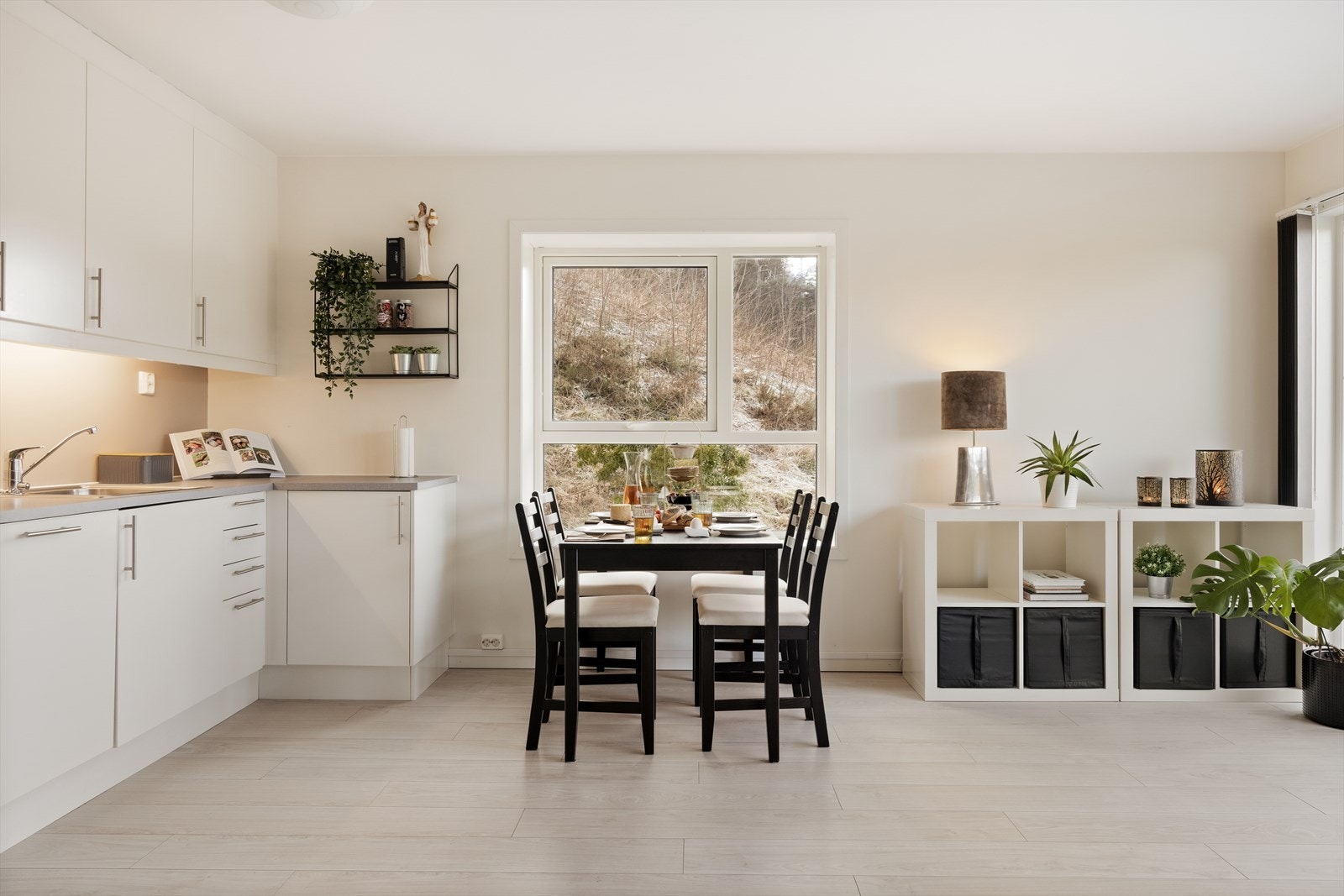 Spisestuen får en naturlig plassering mellom kjøkken og stue - et ekstra stuevindu som følger av endebeliggenheten Galleribilde