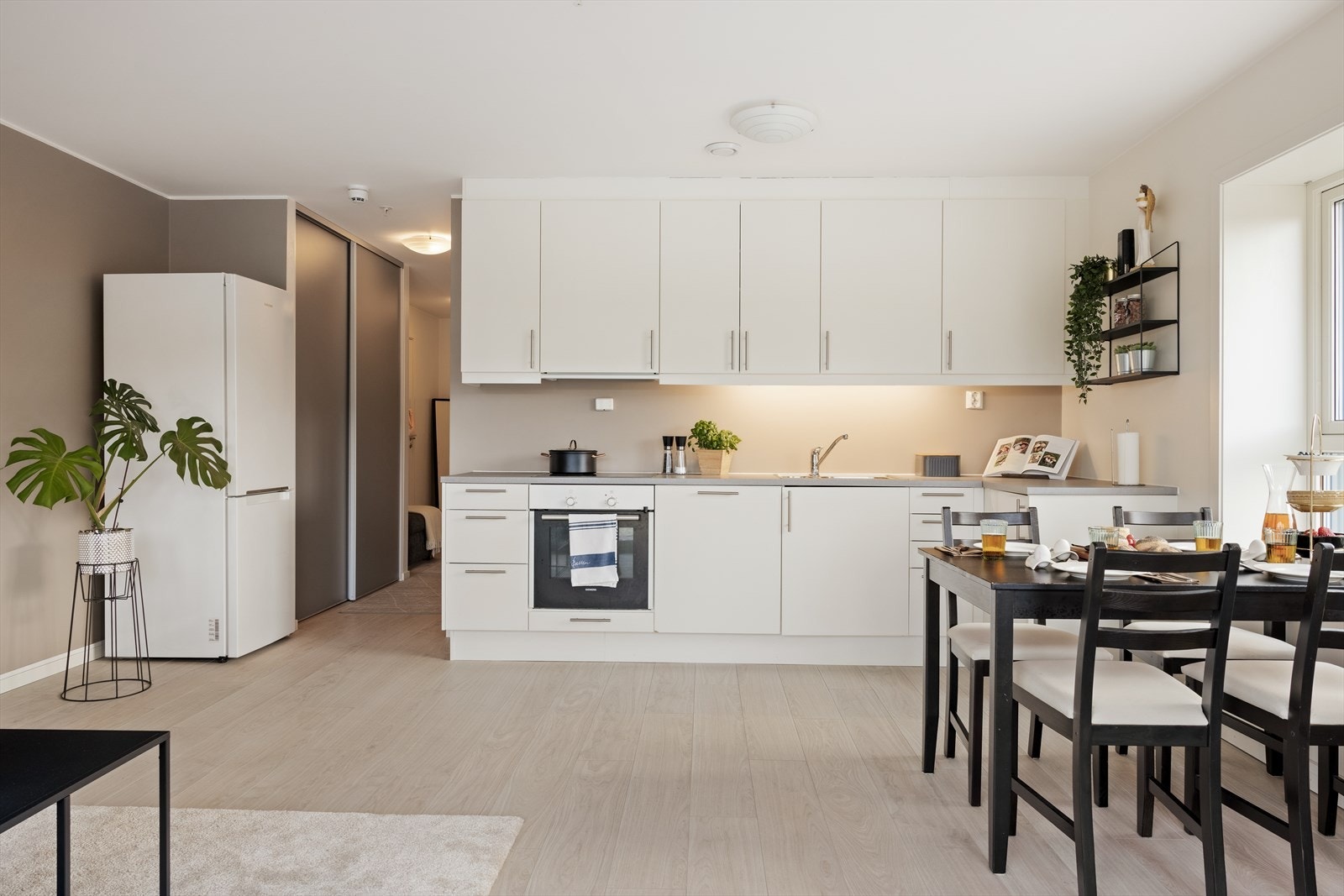 Det er rikelig med oppbevaringsplass og gode arbeidsflater for matlaging. Galleribilde