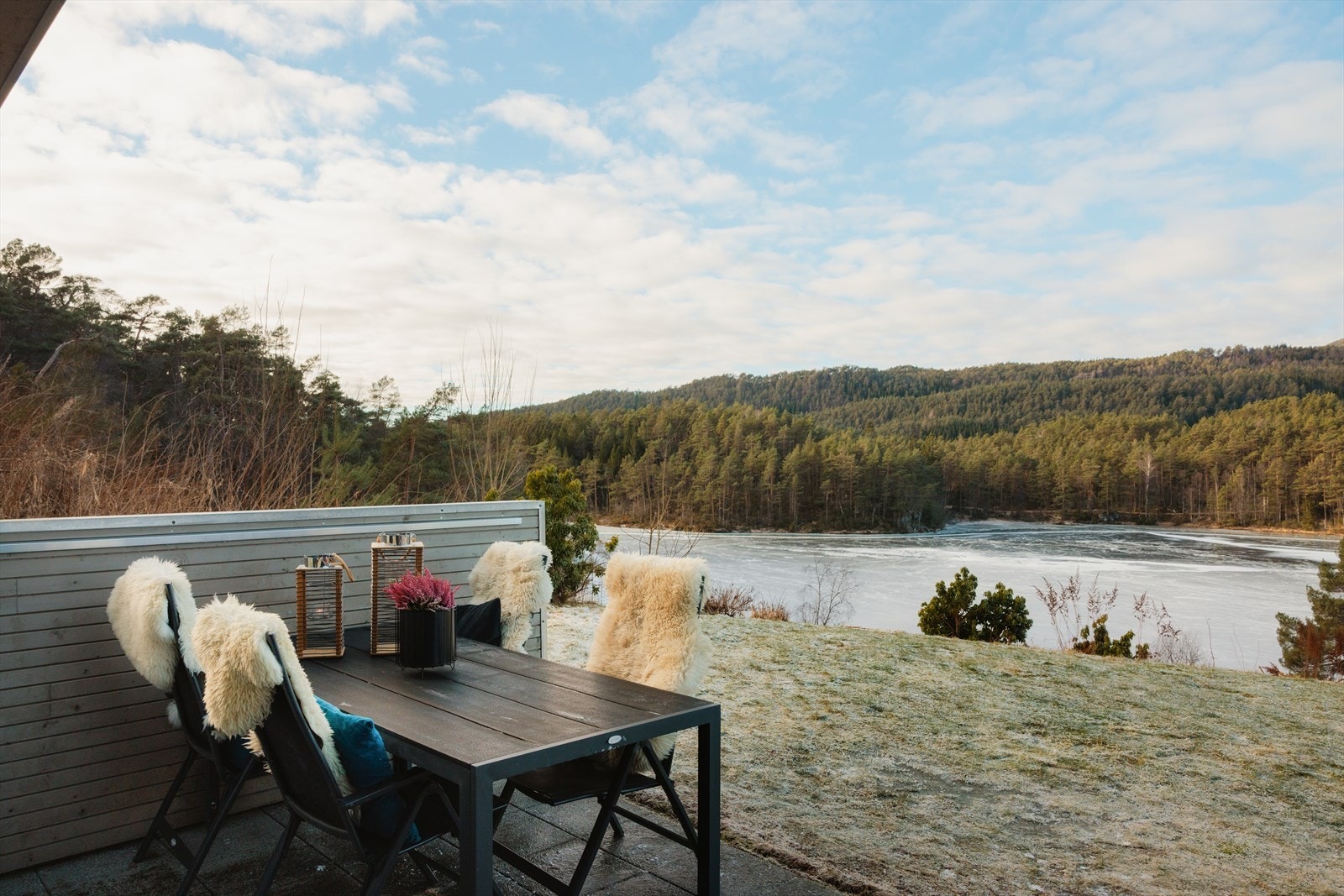 Fra stuen er det tilkomst til en nordvestvendt terrasse på hele 14 m² Galleribilde