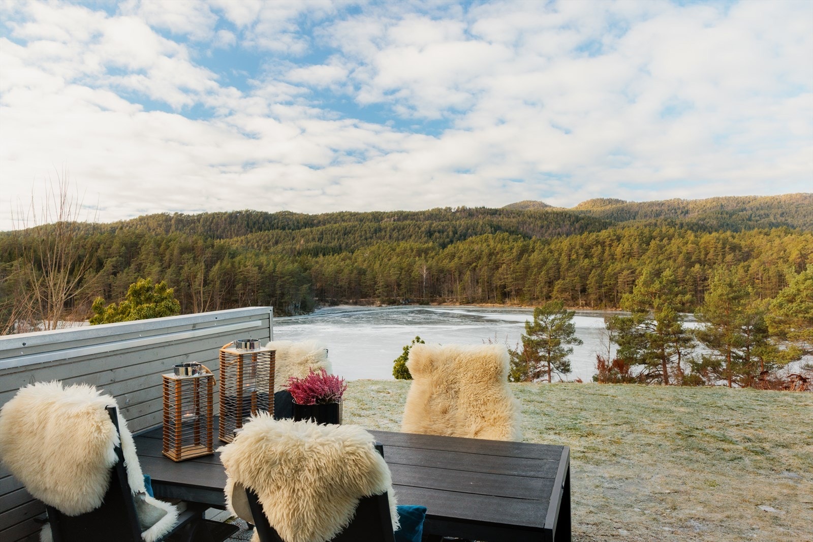Stilren og moderne hjørneleilighet fra 2018 med usjenert terrasse og svært gode sol-/og utsiktsforhold Galleribilde