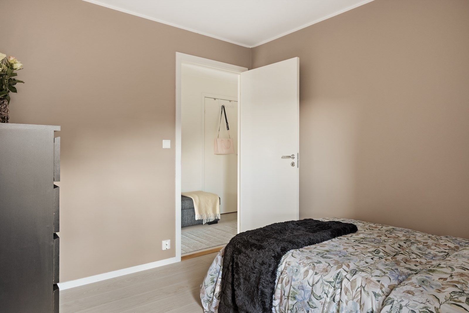 Det er god plass til å møblere med dobbeltseng, nattbord og oppbevaring Galleribilde