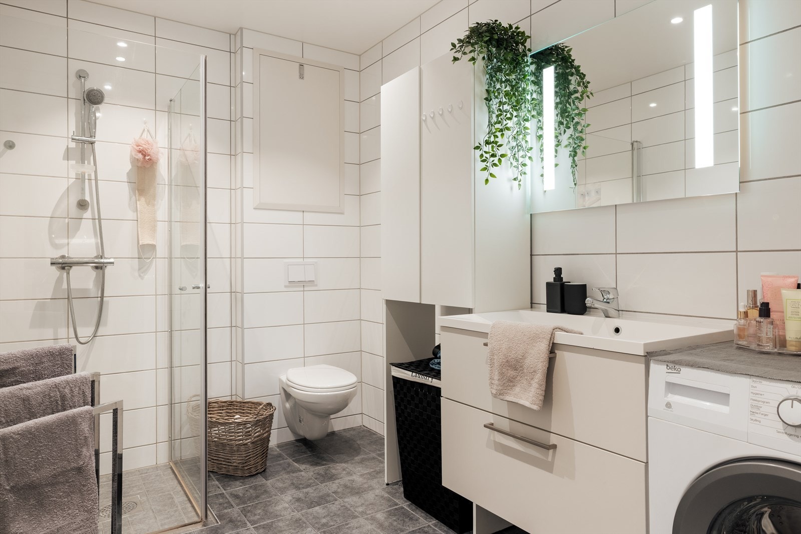 Leiligheten har et moderne og helfliset bad med varmekabler i gulv Galleribilde