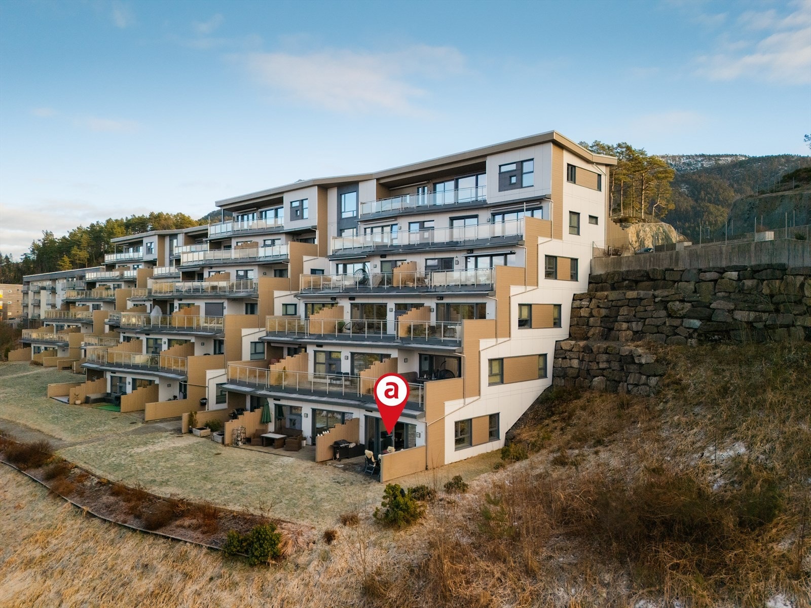 Området er veletablert, rolig og familievennlig, med grønne omgivelser og det meste tilrettelagt for en enkel hverdag Galleribilde