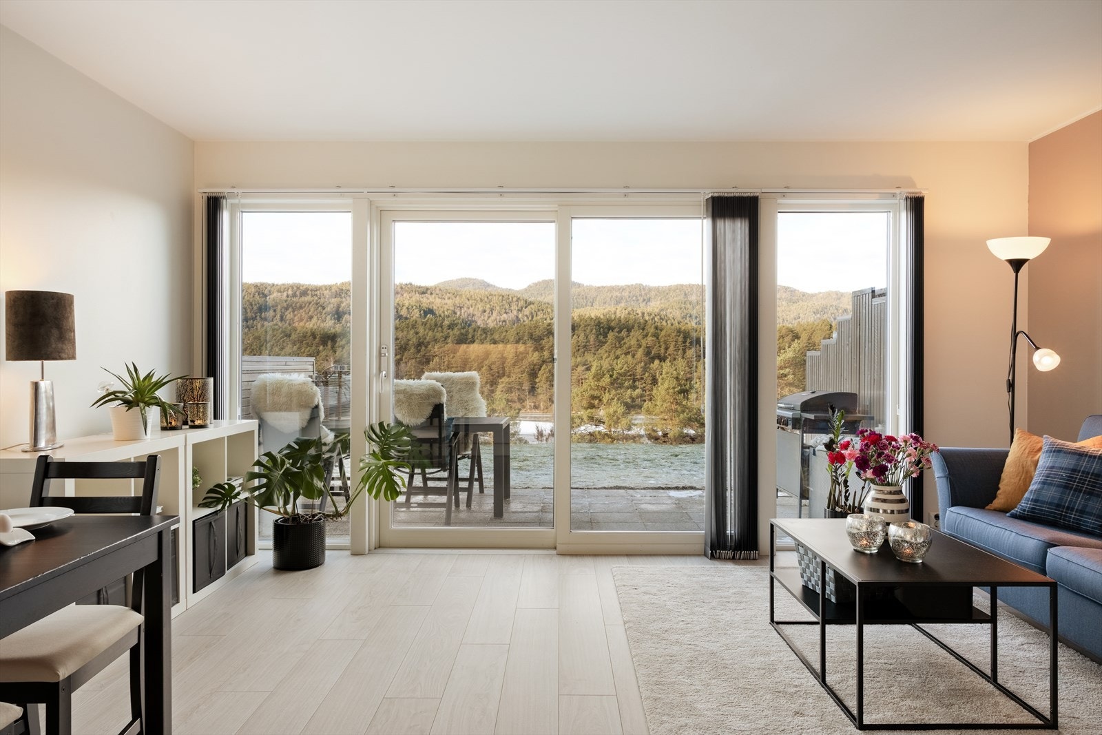 Her blir vi møtt av store vindusflater som gir masse naturlig lys som skaper en trivelig atmosfære Galleribilde