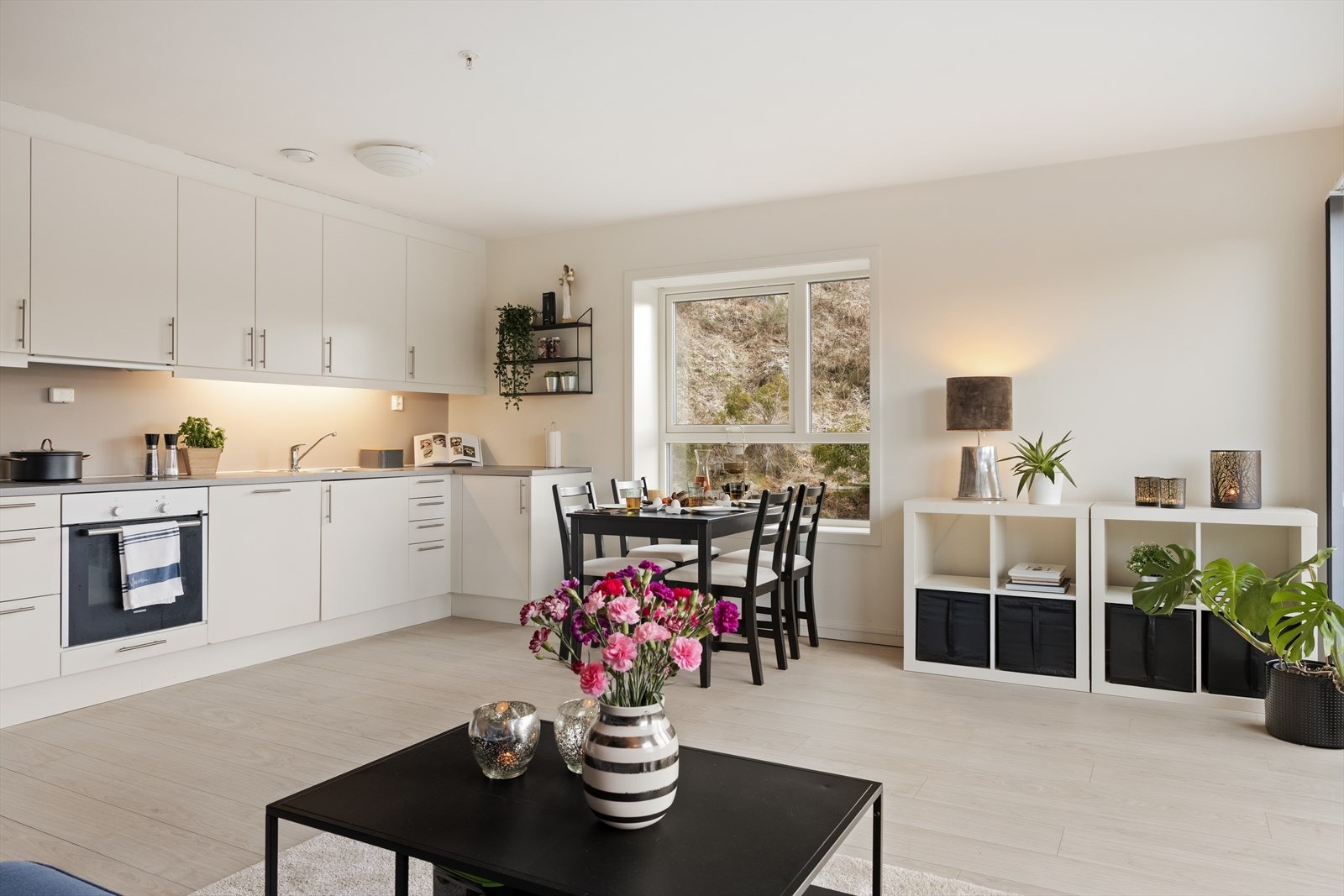 Leiligheten har et stilrent kjøkken levert av Norema Galleribilde