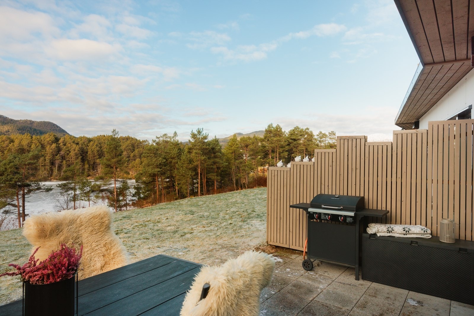 Terrassen er skjermet for innsyn fra naboer Galleribilde