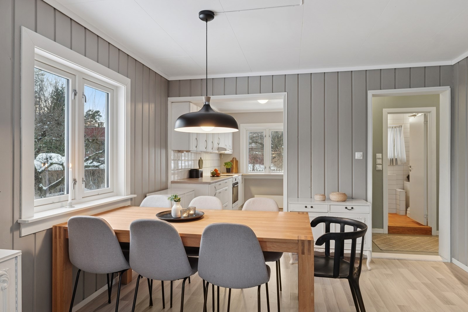 Det er god plass til et romslig spisebord like ved kjøkkenet, noe som gjør området både praktisk og innbydende for sosiale måltider. Galleribilde