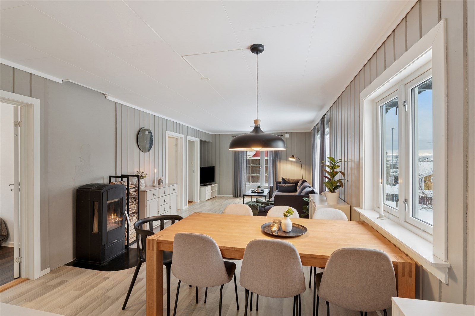 De store vindusflatene slipper inn rikelig med dagslys og skaper en behagelig og åpen atmosfære gjennom hele dagen. Galleribilde