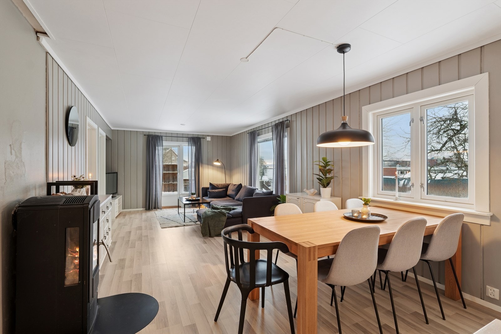 Vedovnen, installert i 2016, bidrar med effektiv oppvarming og en lun atmosfære på kjølige dager. Galleribilde