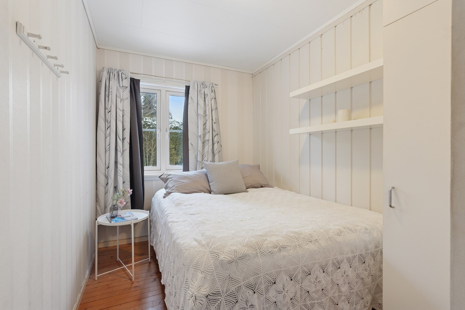 Boligen har tre lyse soverom med garderobeskap for praktisk oppbevaring. Galleribilde