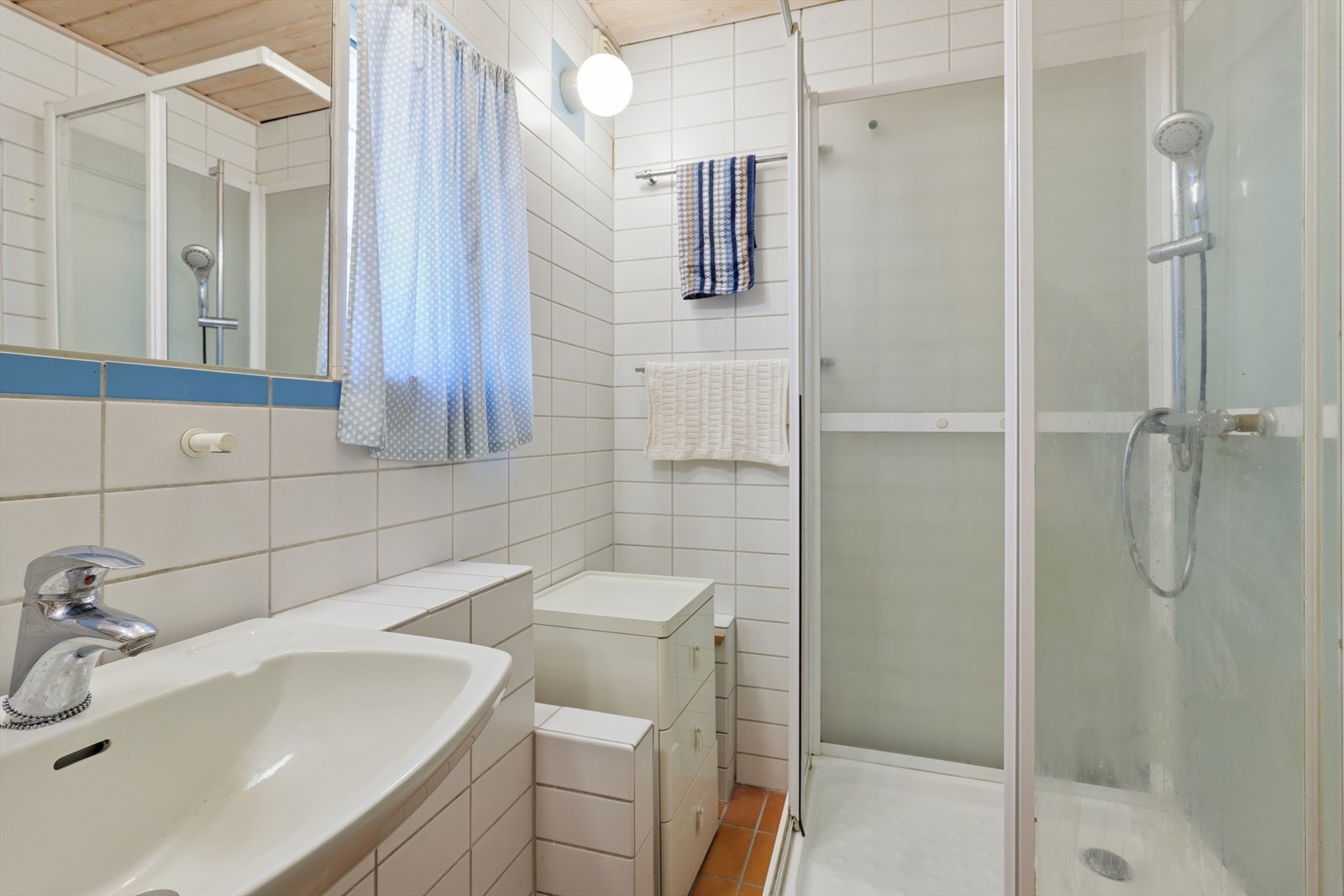 Rommet er innredet med toalett, servant og dusjkabinett. Galleribilde