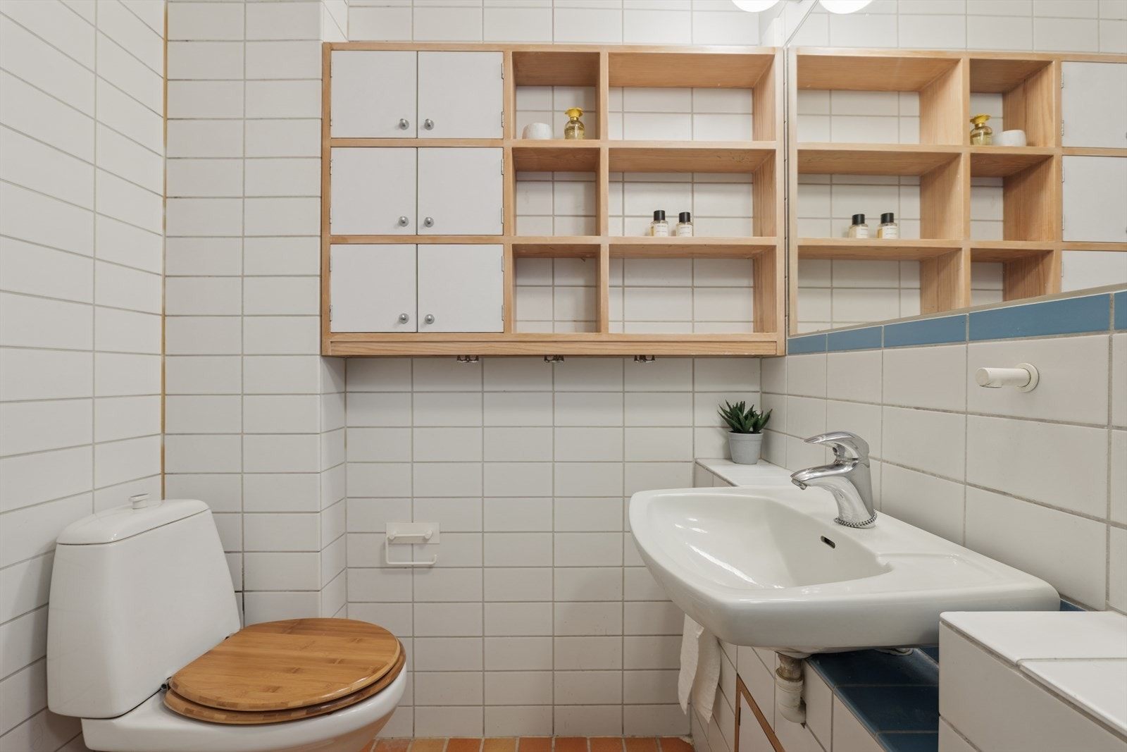 Badet er opprinnelig fra 1995 og har fliser på både gulv og vegger, samt panelt himling. Galleribilde