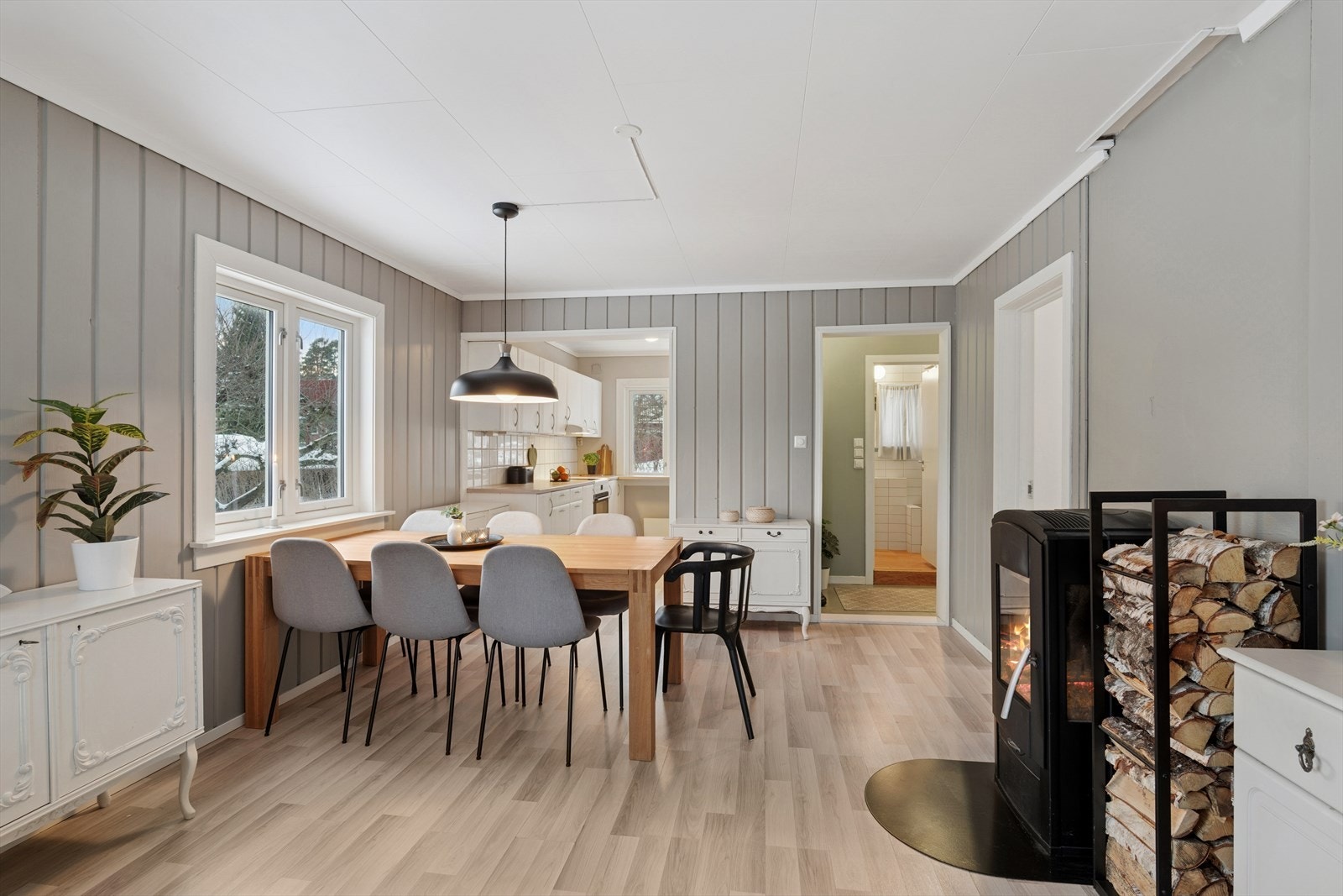 Her ligger alt til rette for å samle familie og venner, nyte gode måltider eller bare slappe av etter en lang dag. Galleribilde