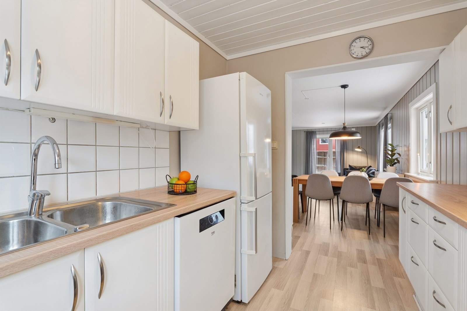 Kjøkkenet har en klassisk innredning med malte fronter (opprinnelig fra 1993, fronter skiftet ca. 2012). Galleribilde