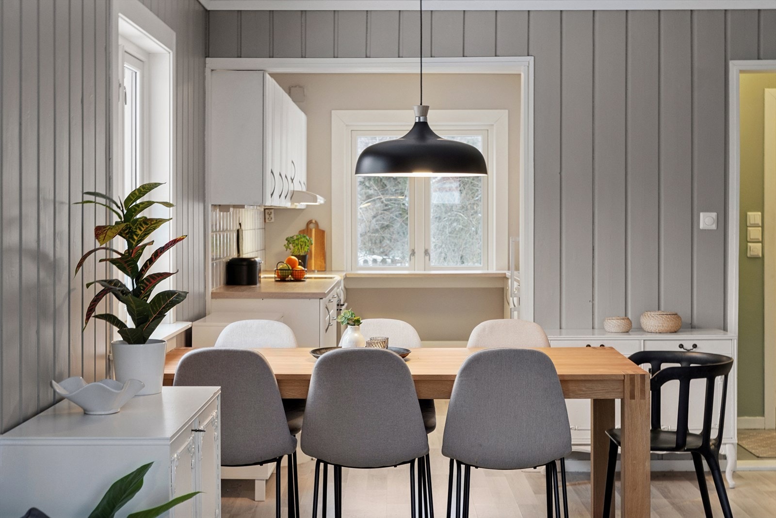 Spisebordet utgjør boligens naturlige samlingspunkt og gir rommet en lun og innbydende atmosfære. Galleribilde