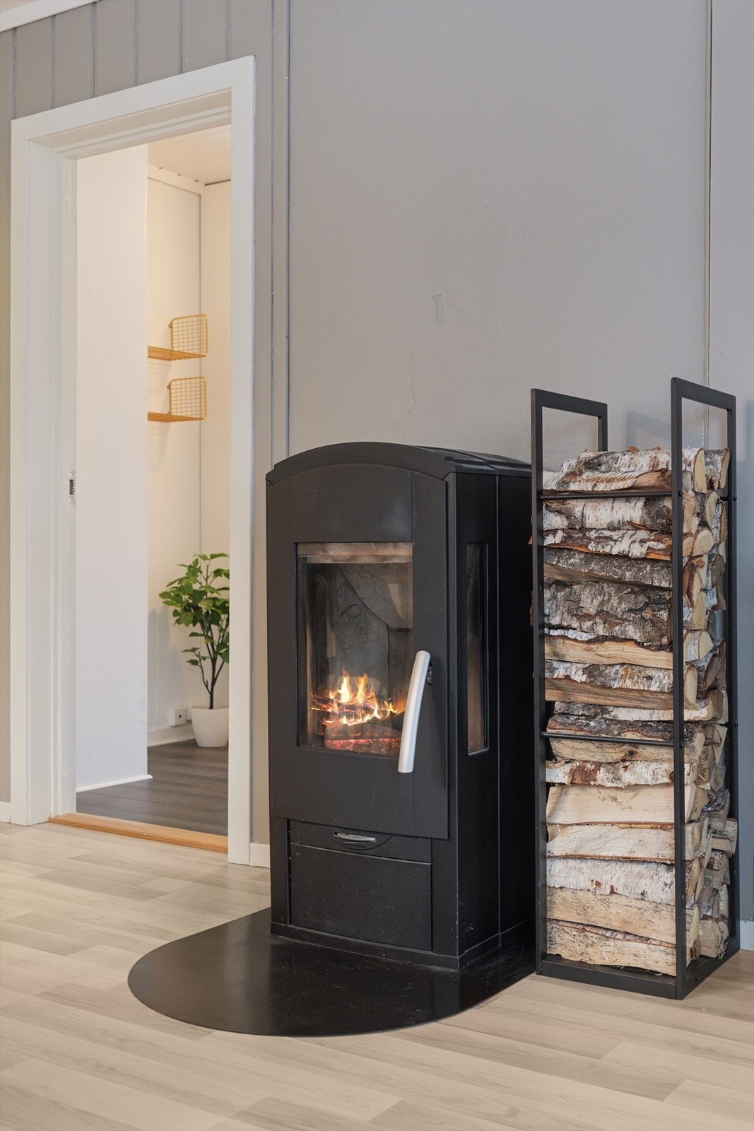 Vedovnen gir effektiv oppvarming og skaper en koselig ramme rundt både hverdagsstunder og sosiale kvelder. Galleribilde