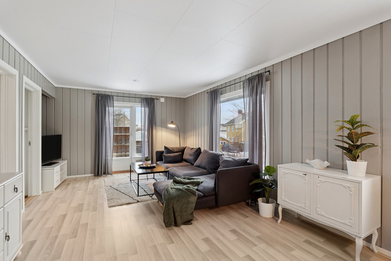 Store vindusflater slipper inn rikelig med naturlig lys, og gir deg samtidig flott utsyn mot omgivelsene. Galleribilde