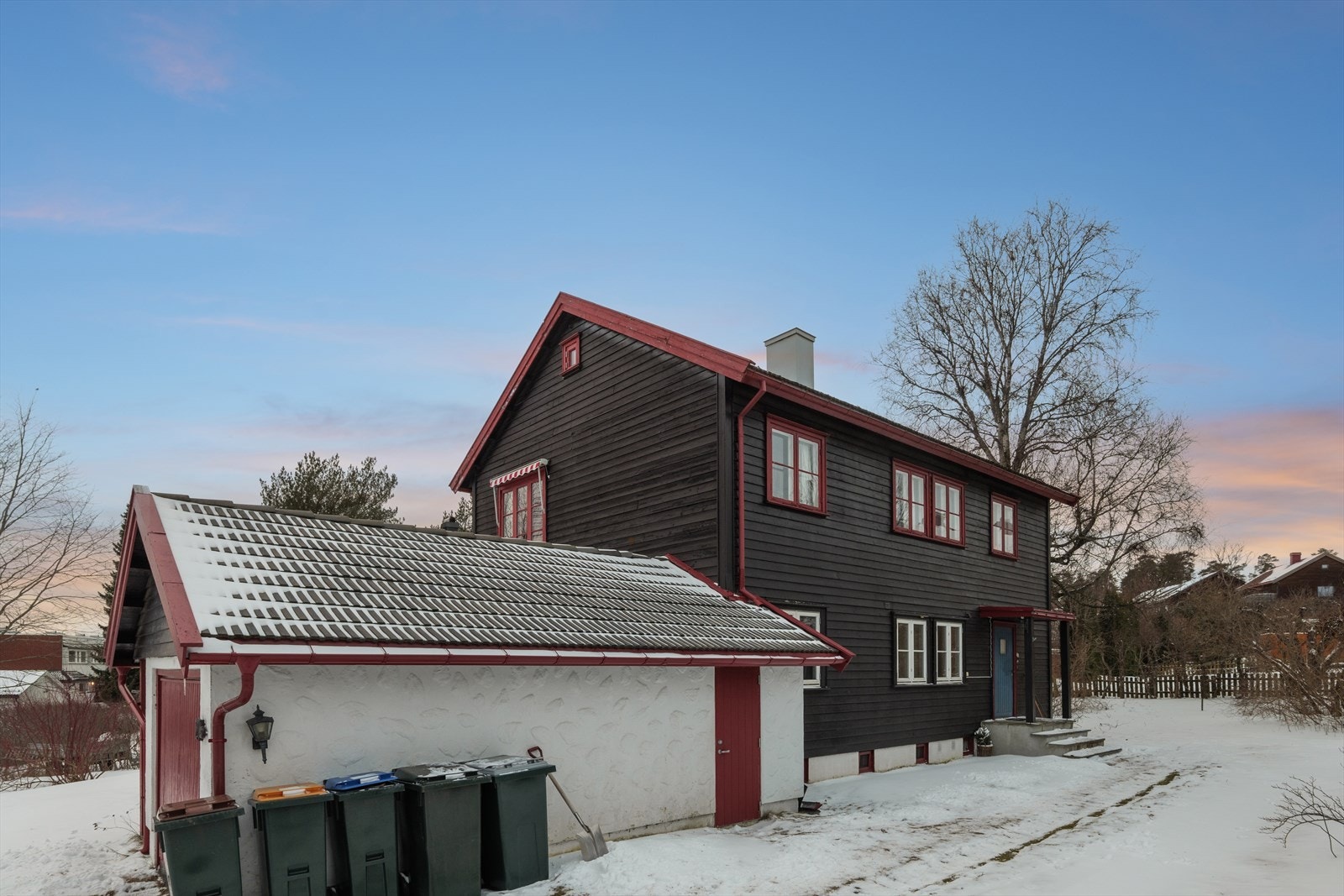 Boligen ligger i et attraktivt og sentralt villaområde på Solvang, på nordsiden av Tønsberg sentrum. Boligen ligger i 1. etg og er en del av en horisontaldelt tomannsbolig oppført i 1957 med stor terrasse. Behov for oppussing! Galleribilde