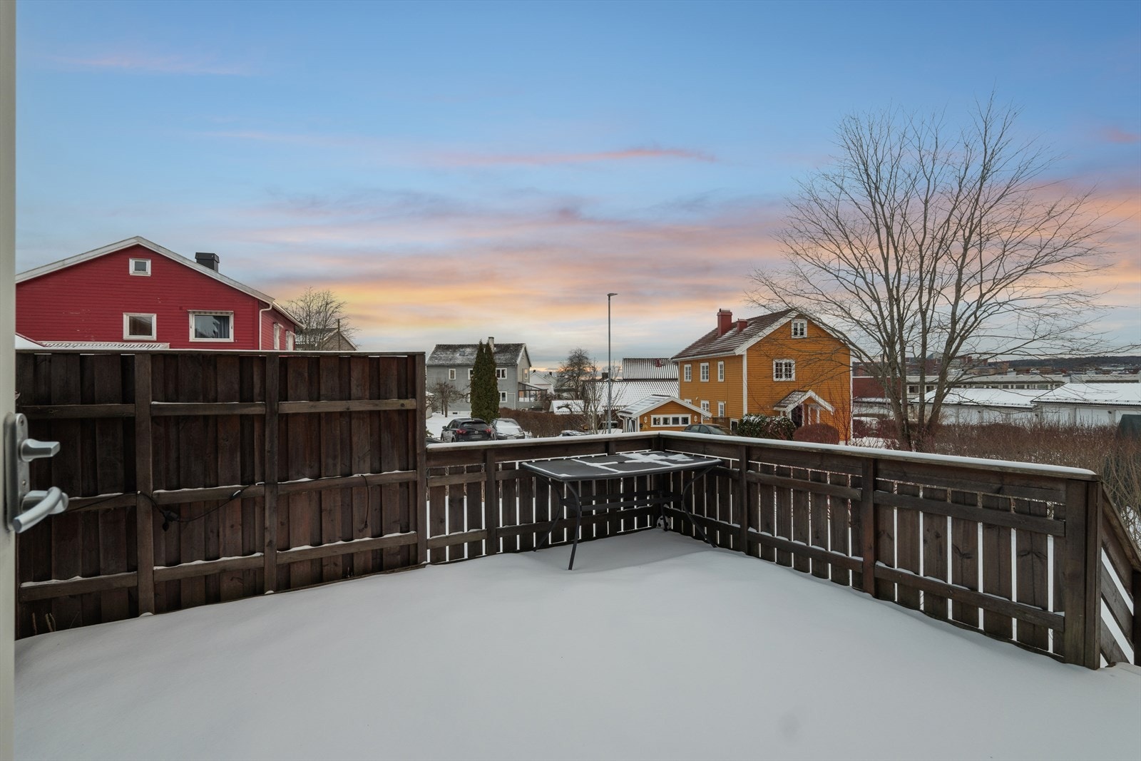 Her er det god plass til utemøbler, og terrassen fungerer som en naturlig forlengelse av boligen på varme dager. Det generøse arealet gjør det enkelt å skape en hyggelig uteplass for både avslapning, grilling og sosiale sammenkomster. Galleribilde