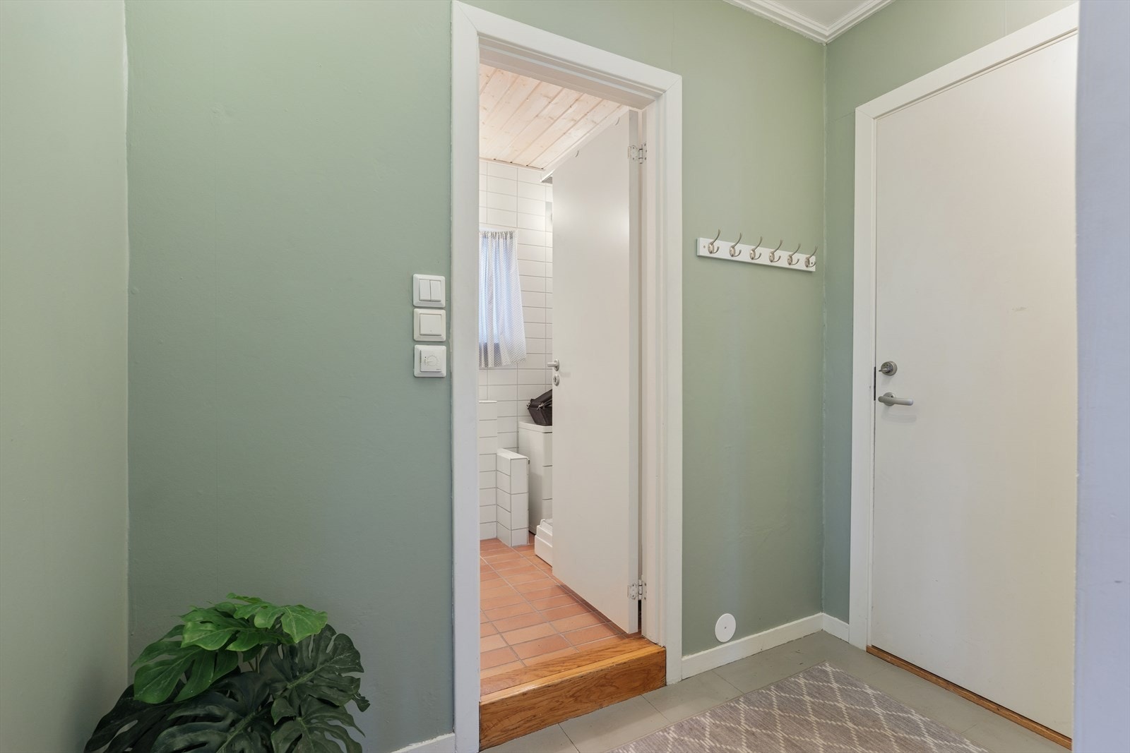 Boligen ligger i byggets 1. etasje med felles inngangsparti med boligen over. Du ønskes velkommen inn i en entré med god plass til både oppheng av yttertøy og oppbevaring av sko. Galleribilde