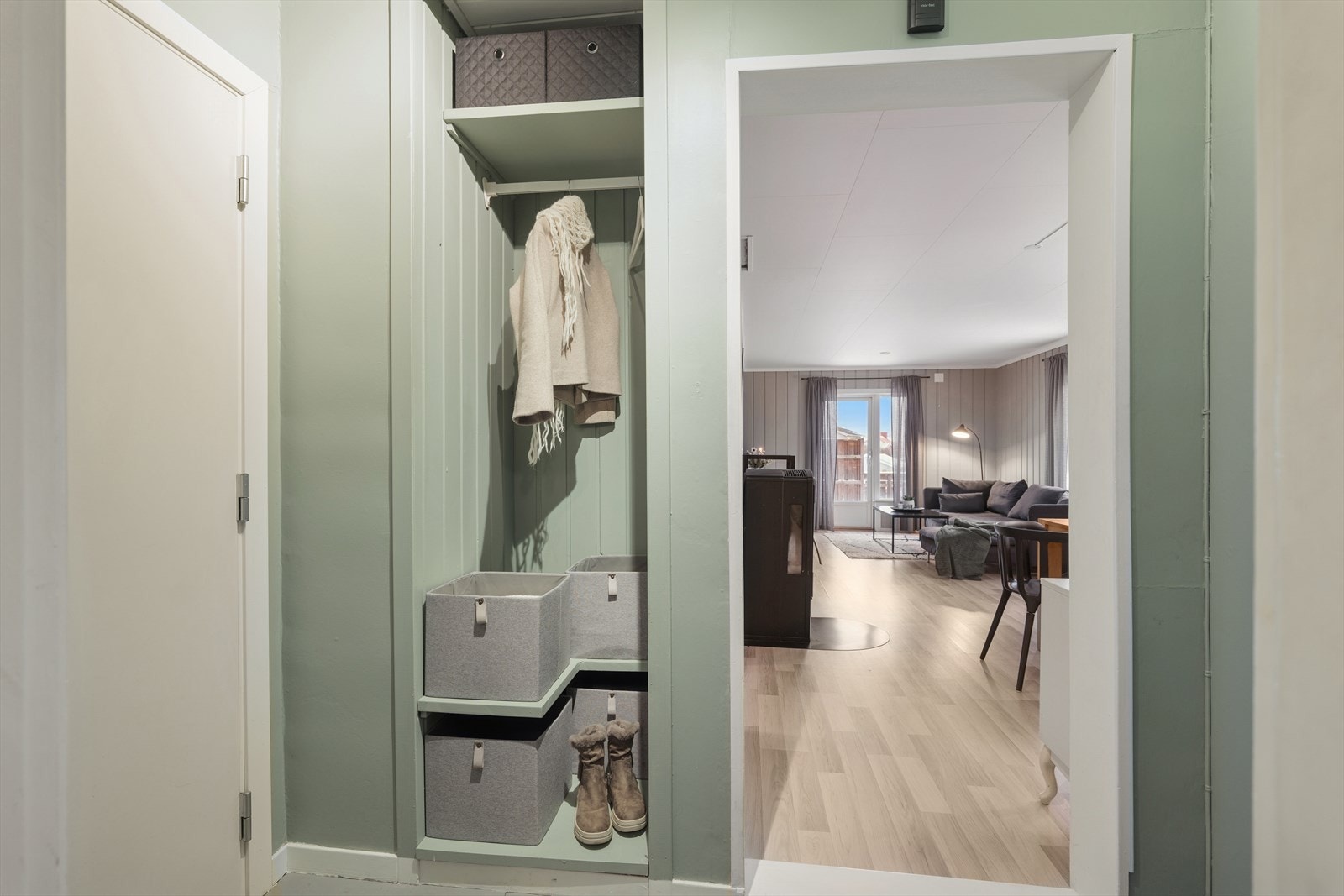 Herfra har du direkte tilgang til boligens baderom. Videre kommer du inn i en romslig og luftig stue med åpen løsning mot spisestue og kjøkken. Galleribilde