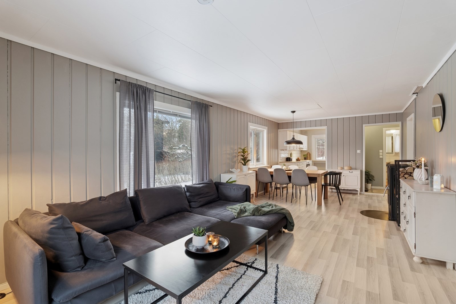 Her er det god plass til en hyggelig sofagruppe, noe som gjør rommet perfekt for avslapning og samvær. Galleribilde