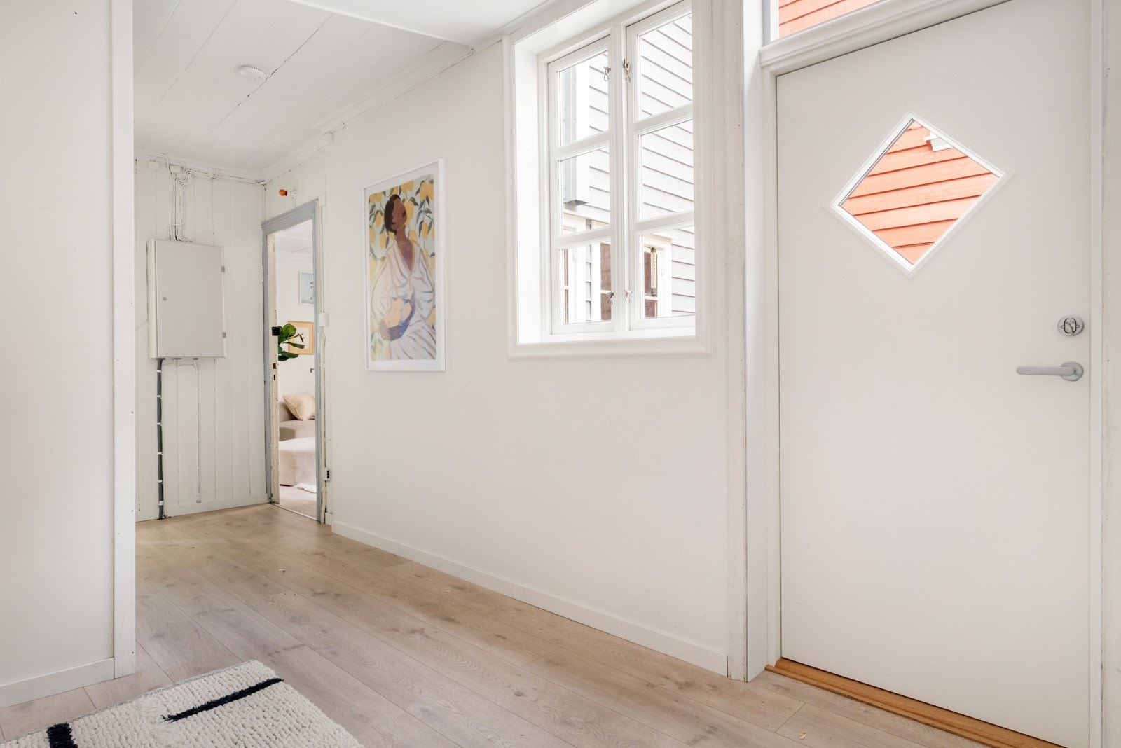 I 1. etasje møtes du av en romslig entré/gang med gode oppbevaringsmuligheter Galleribilde