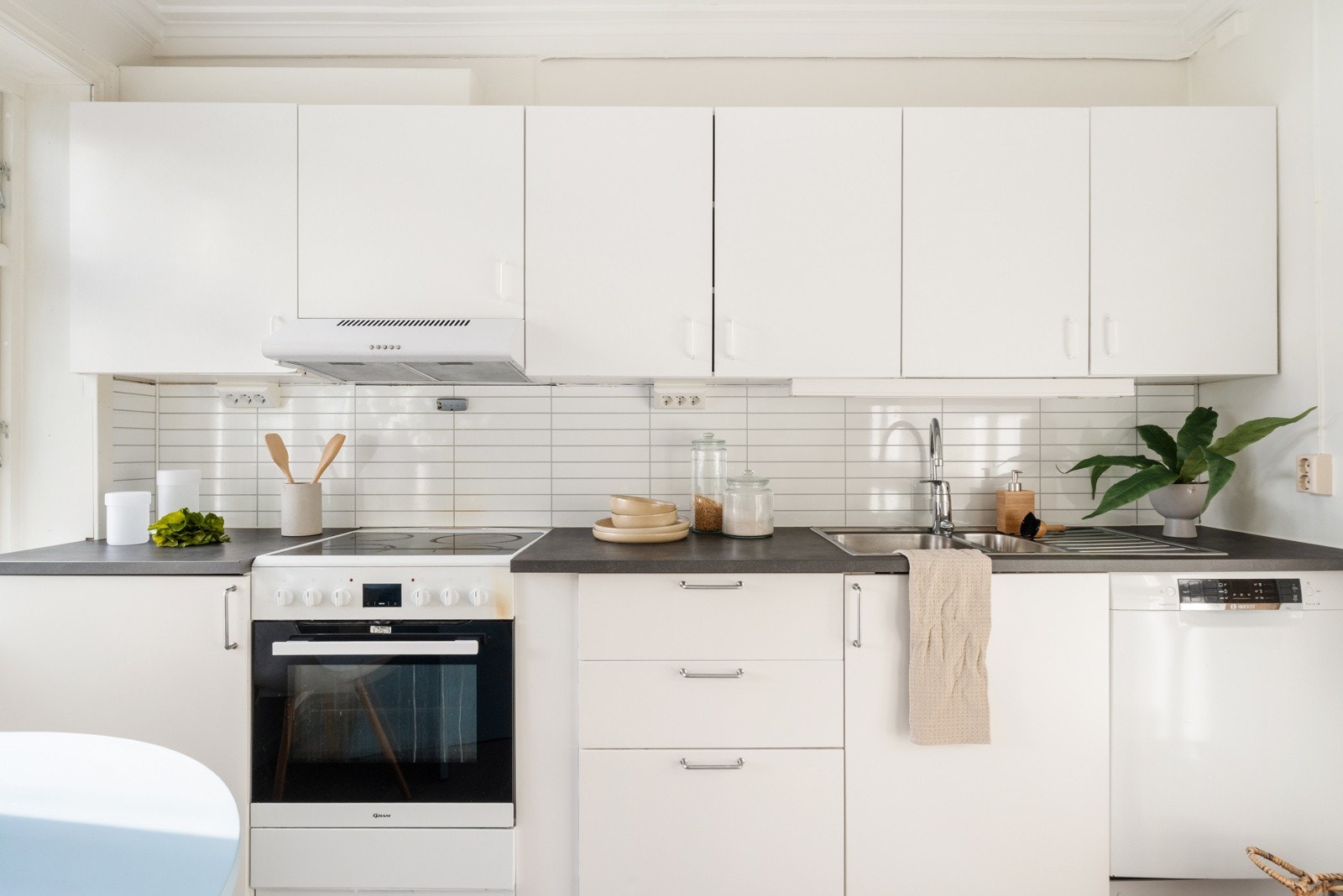 Kjøkkenet har i dag en enkel innredning med frittstående hvitevarer Galleribilde