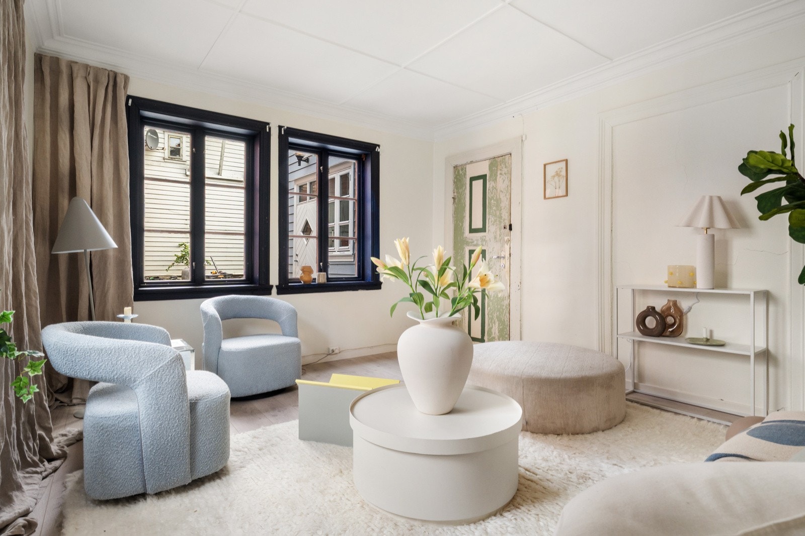 Hyggelig stue med godt lysinnslipp som gir rommet en luftig og behagelig atmosfære. Galleribilde