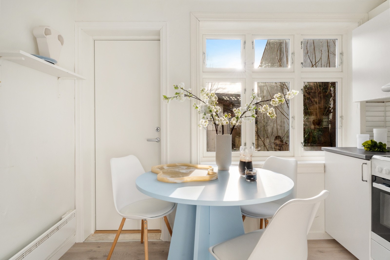 Herfra har du også egen utgang til fellesareal, en praktisk og hyggelig løsning i hverdagen. Galleribilde