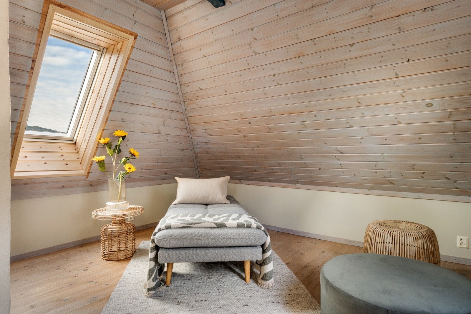 Boligens 3. etasje består av en koselig loftstue med hyggelig utsikt. Galleribilde