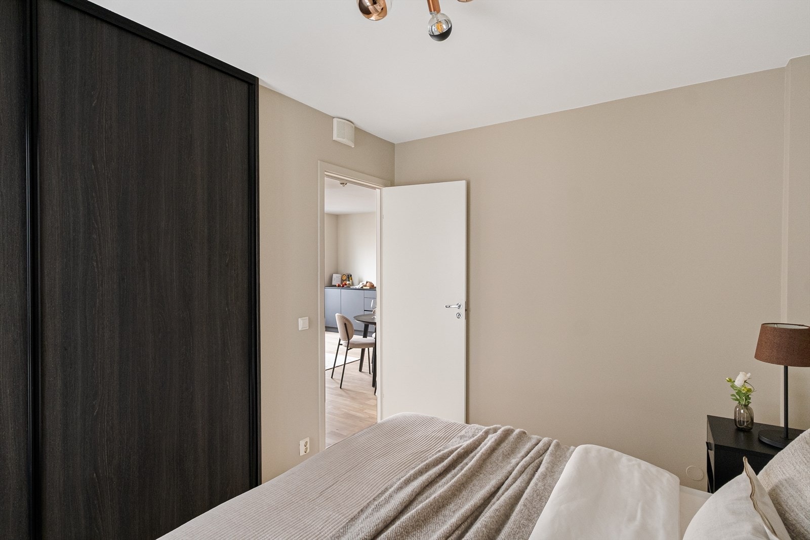 Romslig og lunt hovedsoverom med stor skyvedørsgarderobe. Galleribilde