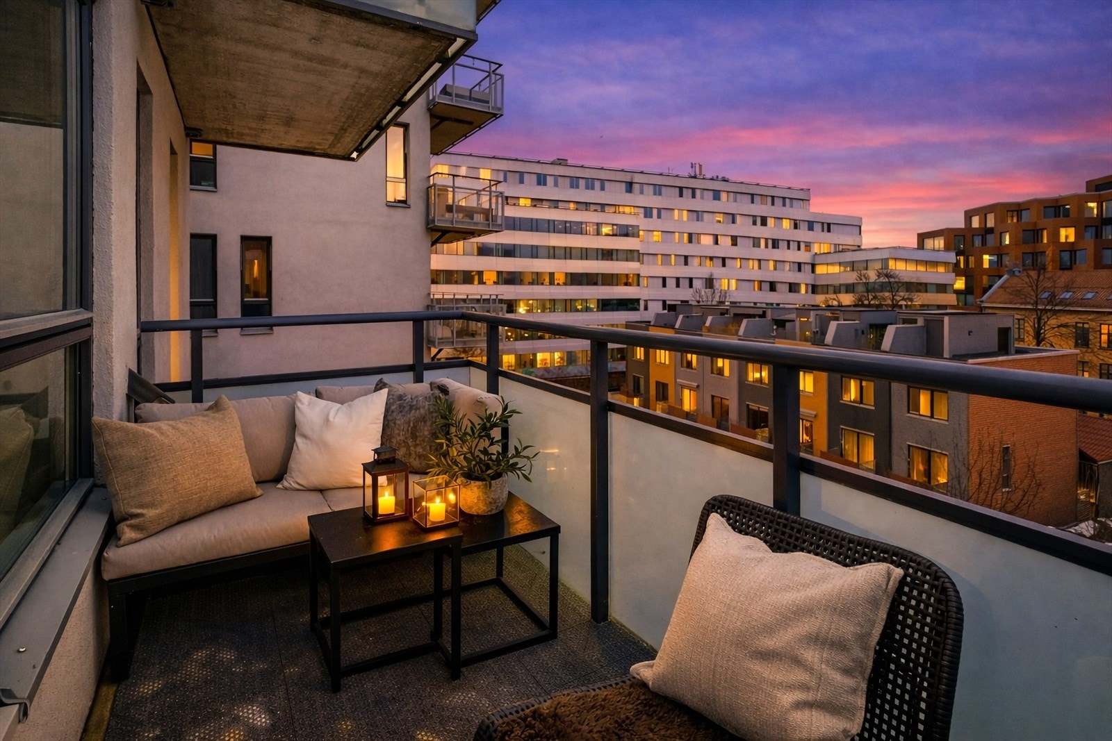 Velkommen til en lys og tiltalende 3-roms hjørneleilighet med umiddelbar nærhet til kaféer, off. transport og et yrende byliv. Galleribilde