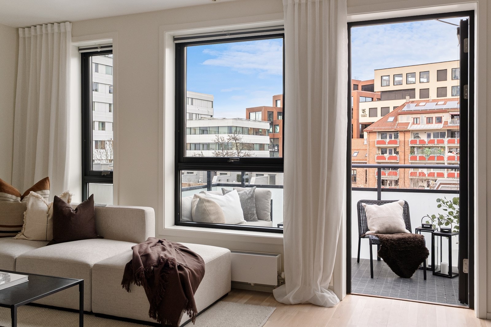 Flott stue med store vindusflater som gir en luftig romfølelse. Galleribilde