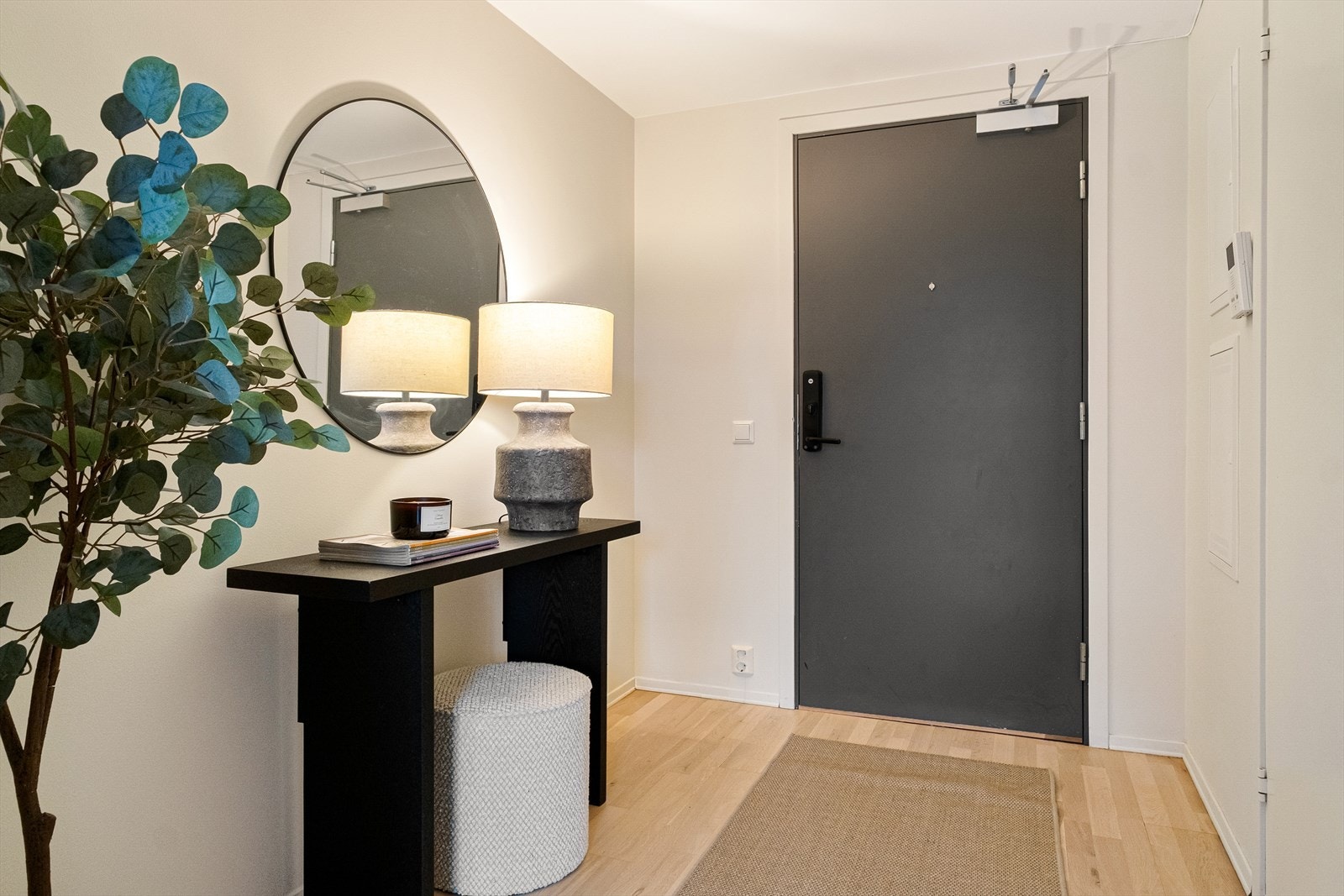 Her er det plass til å innrede med garderobe eller andre entrémøbler. Galleribilde