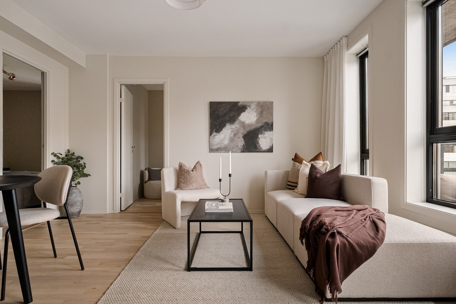 Boligen er velholdt med flere oppgraderinger i 2026 og fremstår svært moderne. Galleribilde