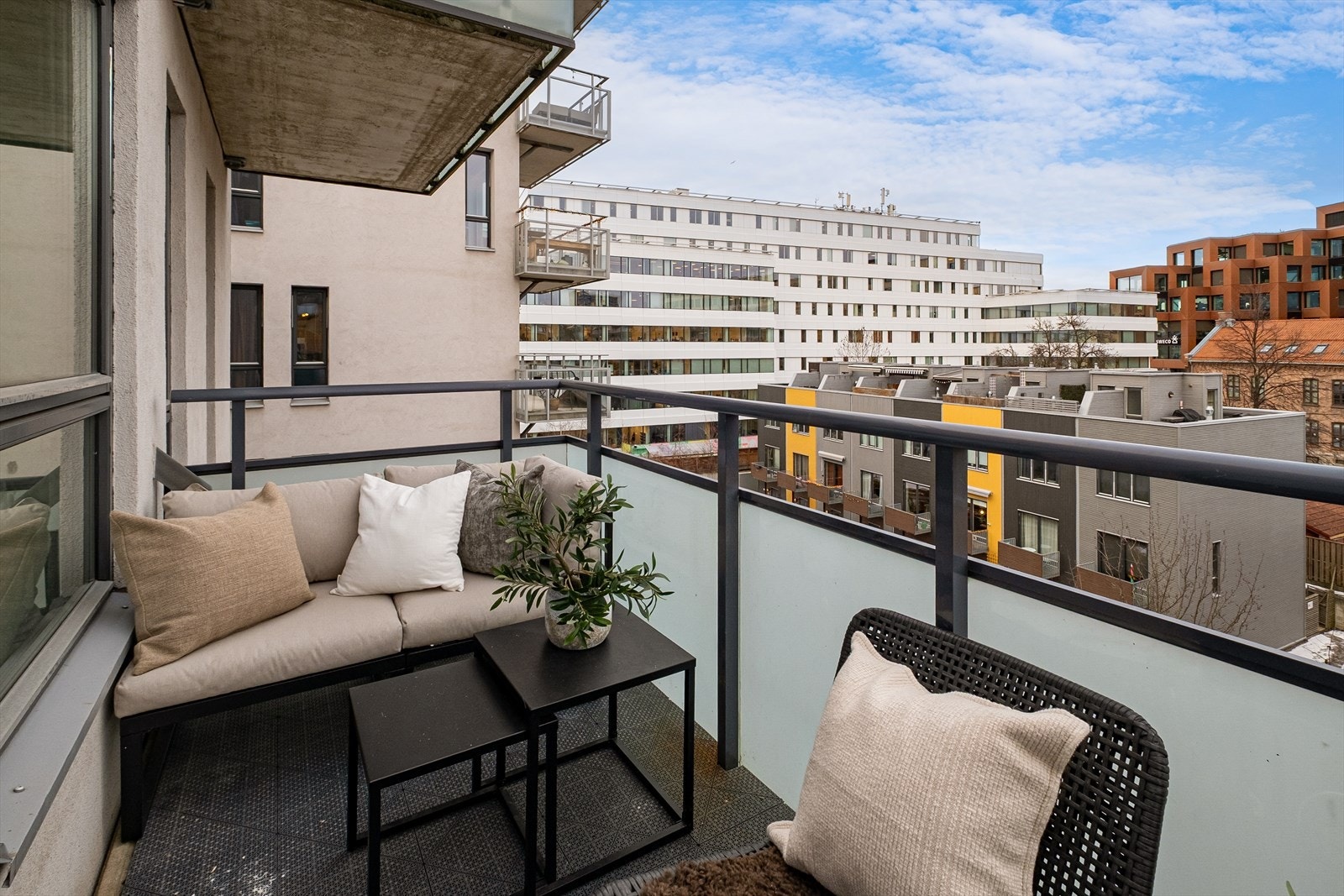 Fra stuen er det utgang til en romslig balkong mot indre gårdsrom. Galleribilde