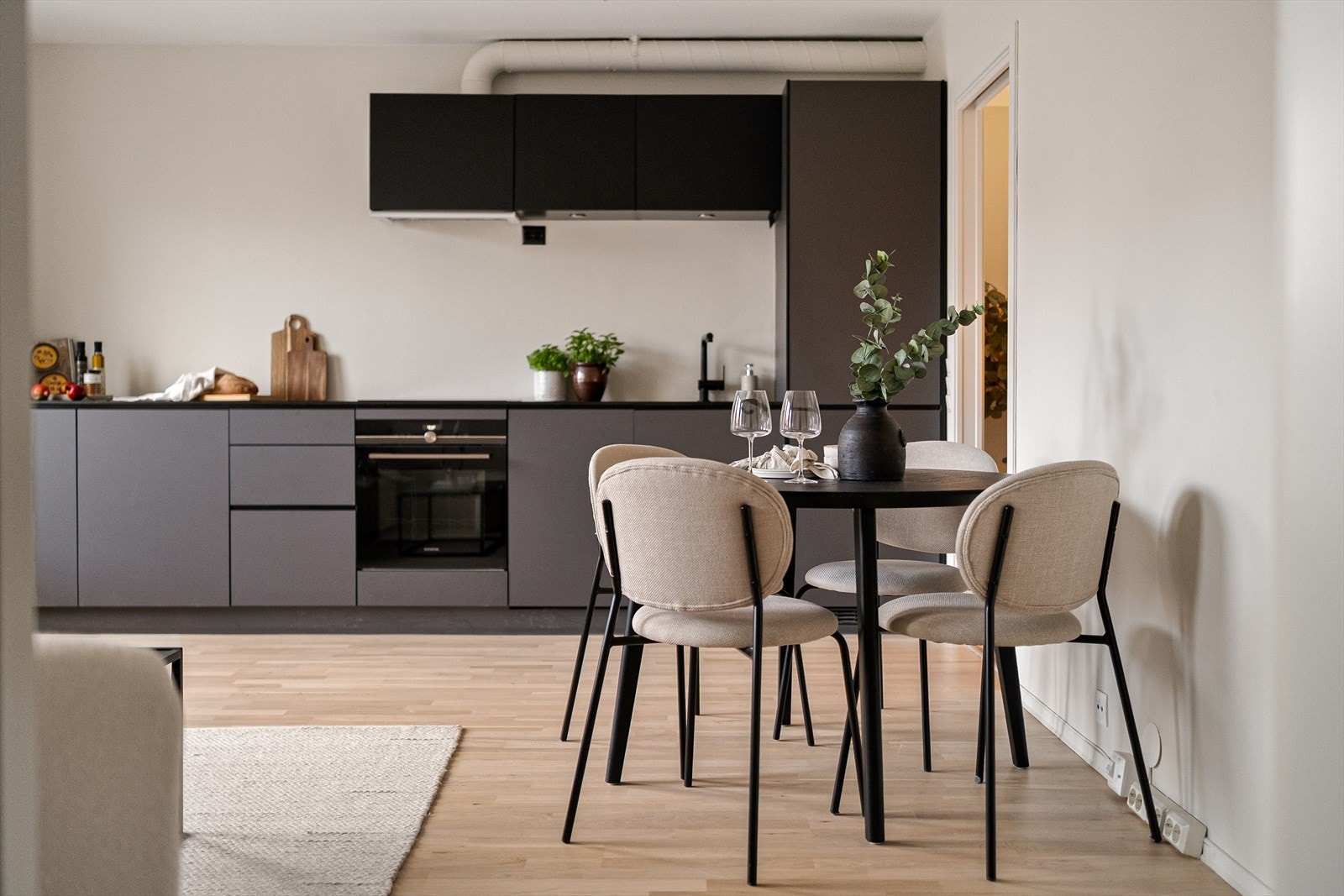 Det er god plass til å innrede med både sofaseksjon og spiseplass. Galleribilde