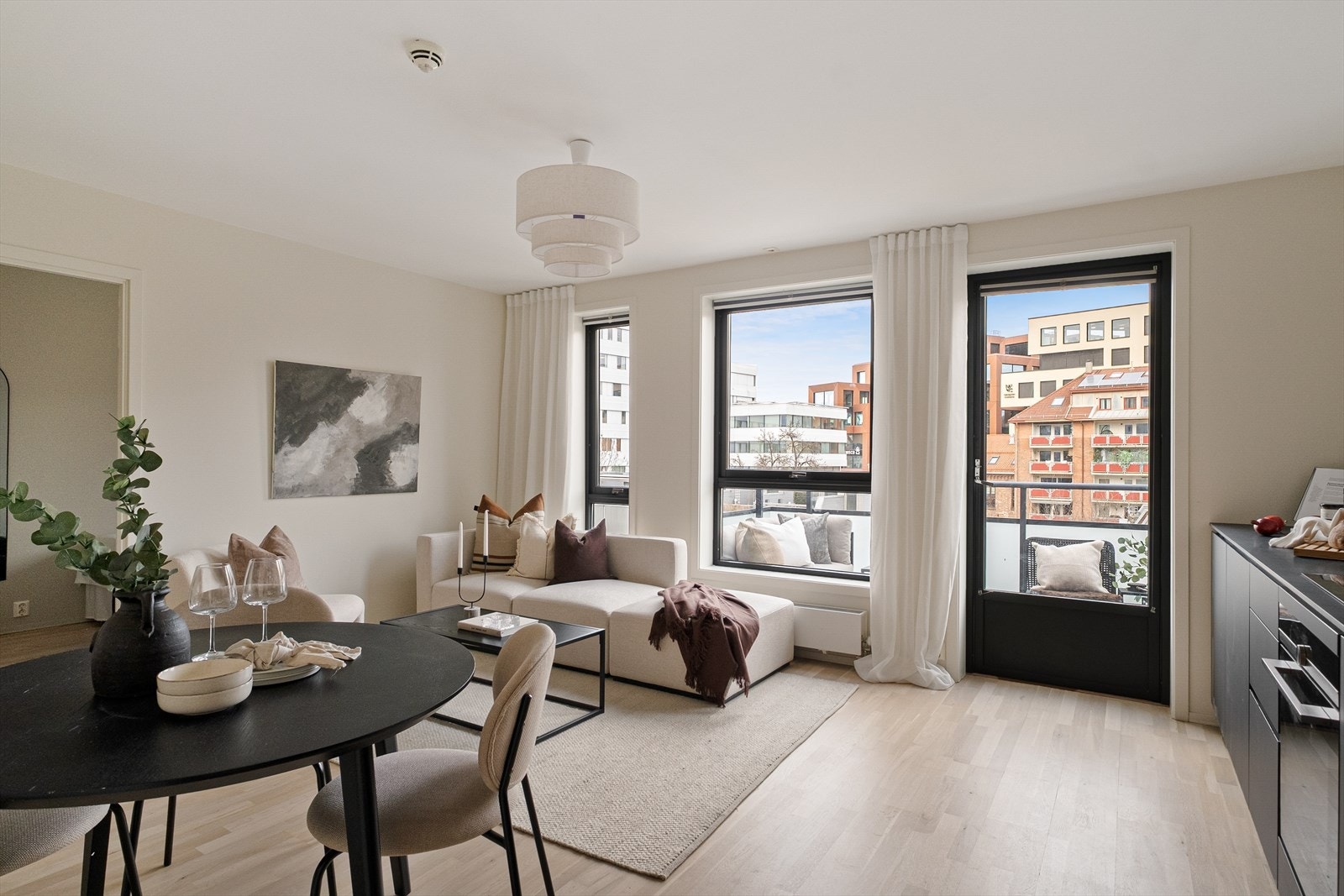 Leiligheten har en sosial planløsning med åpen stue-/kjøkkenløsning. Galleribilde