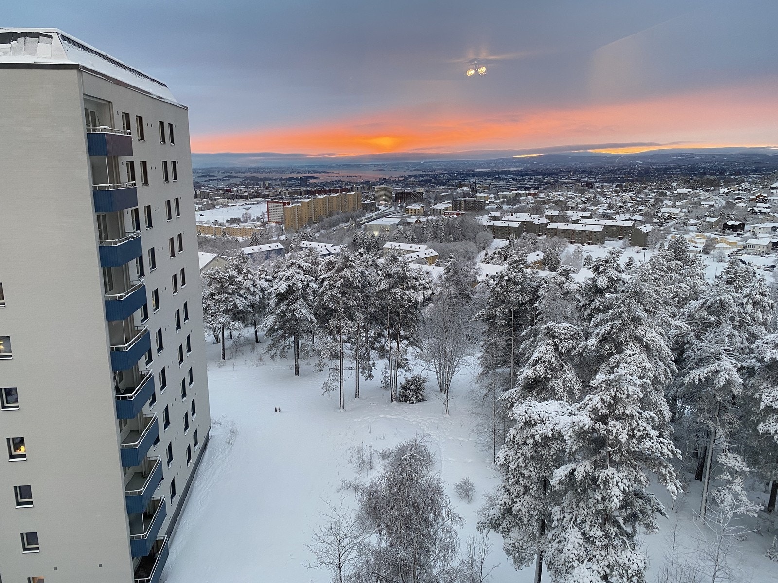 Fin utsikt fra balkong og stue. Galleribilde