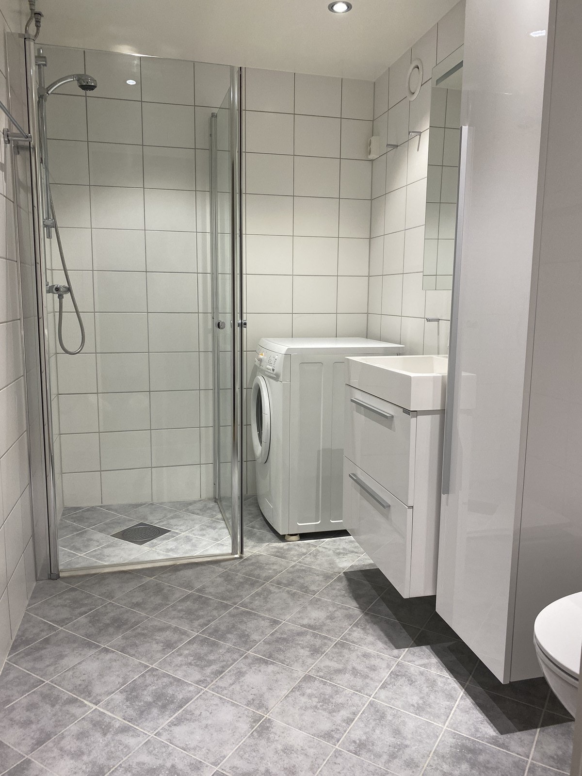 Fint flislagt bad med medfølgende vaskemaskin. Galleribilde